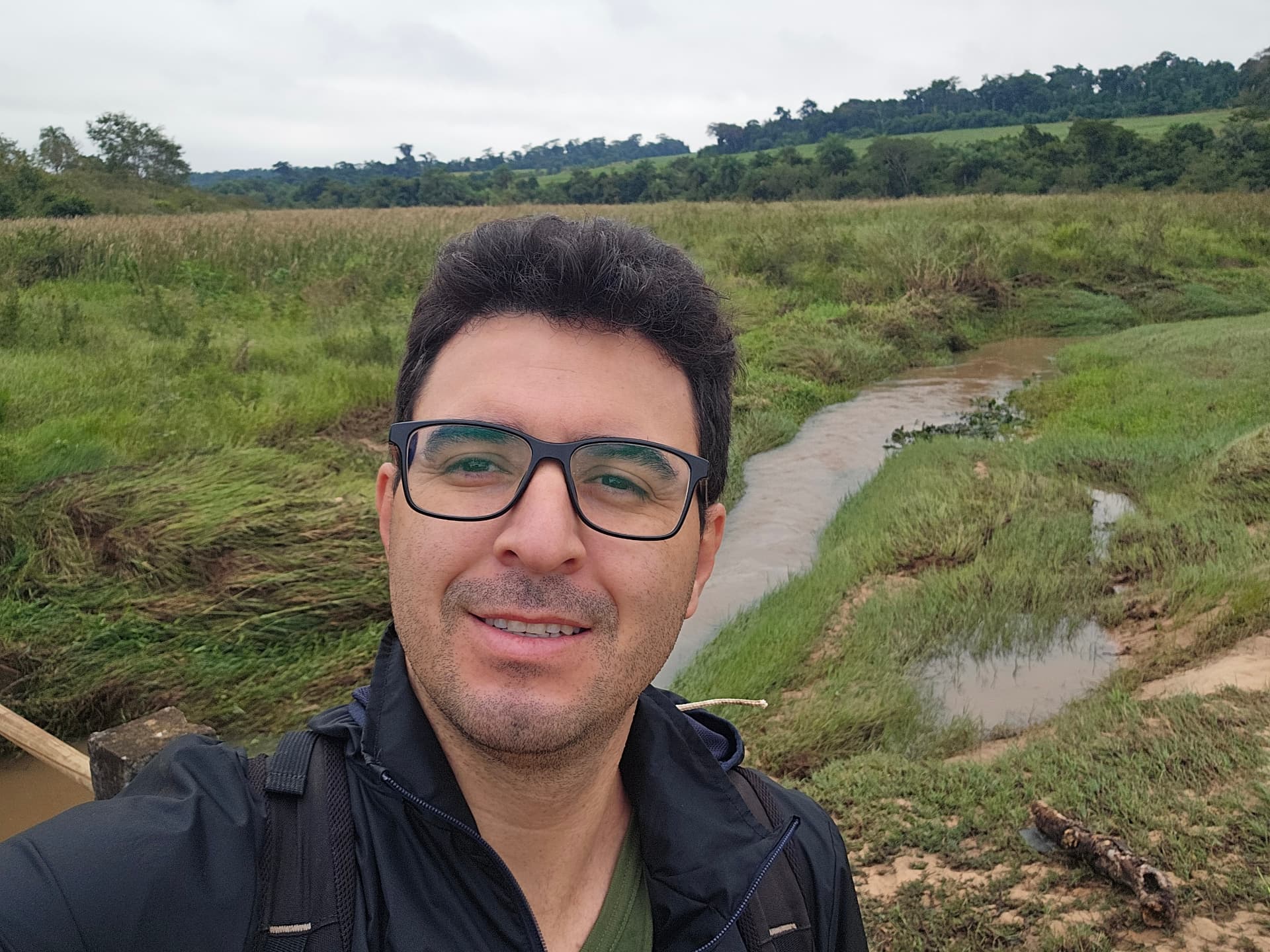 Rodrigo da Silva Almeida, biólogo e responsável técnico da Jaçanã Ambiental, em campo